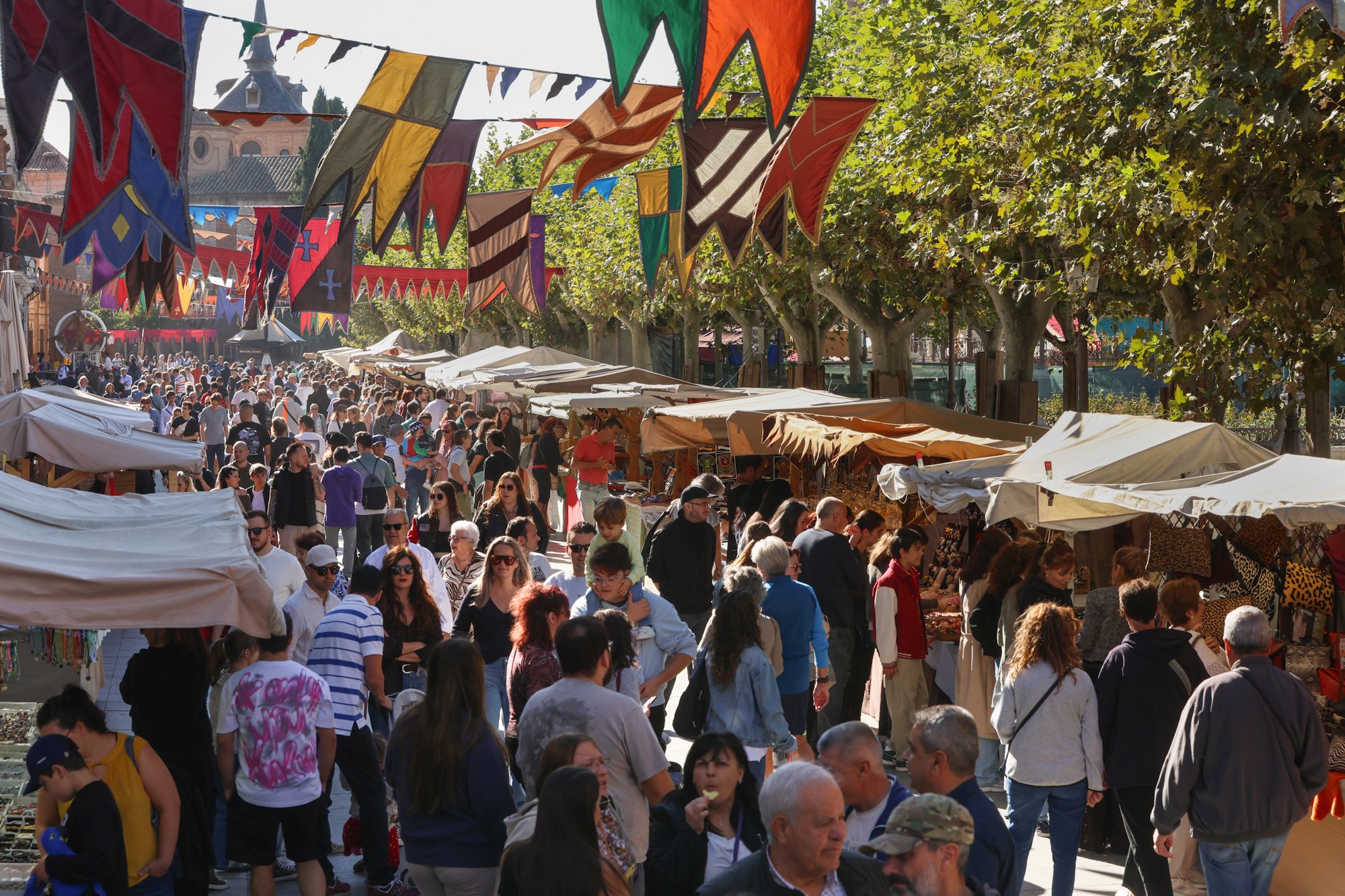 Calles del Mercado Cervantino engalanadas, con puestos y visitantes